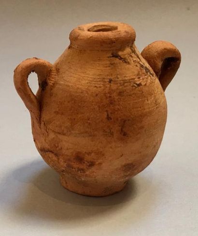 null Vase miniature à deux anses.Style romain . Terre cuite.H :5cm.