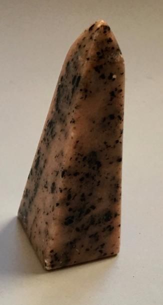null Obélisque.Pierre rose

mouchetée.Style de l’Egypte 

antique.H :7,5cm.