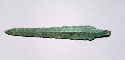 null Important poignard à soie avec trou de rivet?

Bronze 22 cm?

Age du Bronze...