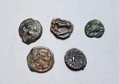 null Ensemble de 5 monnaies gauloises (potins et bronzes) dont un très joli bronze...
