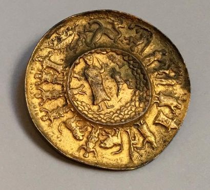 null Grande fibule circulaire en bronze ou alliage doré.Style romano-byzantin.L ...