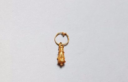 null Boucle d'oreille en or ornée d'une pendant en forme de vase

Or 1,7 cm

Epoque...