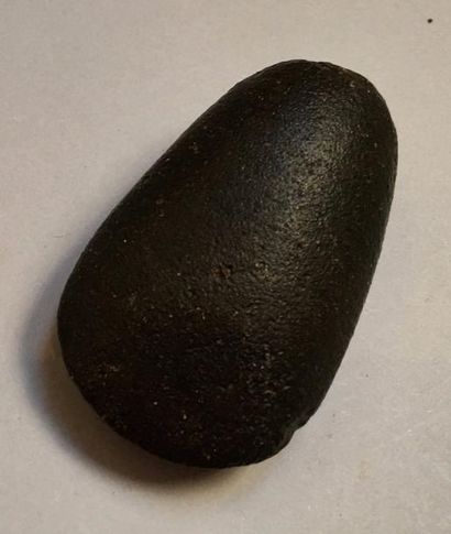null Hache en pierre noire polie néolithique.Utilisée comme amulette .L : 5,5 cm