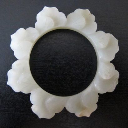 null Parure circulaire étoilée à décor de huit RuYi. Jade céladon. D : 6.5cm. Chine....