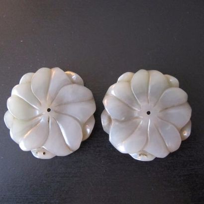 null Deux pendentifs représentant des fleurs à dix pétales. Jade. L : 5cm. Chine....