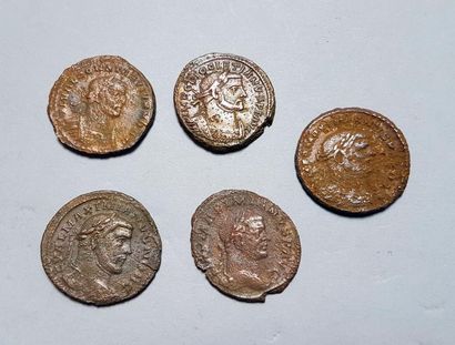 null Ensemble de 5 follis en bronze empereurs variés dont Maximien, Constantin, Diocletien,...