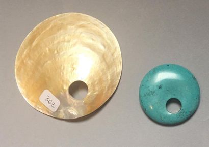 null Deux pendentifs.Coquille d’huître perlière et matière turquoise.D :9 et 5cm...
