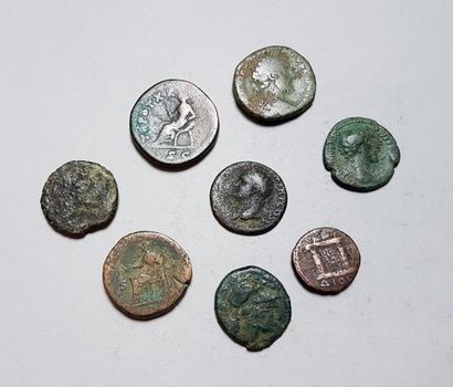 null Ensemble de 8 monnaies romaines (sesterce, as et divers)

République et premiers...