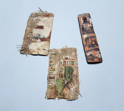null Trois éléments de cartonnage de momie, dont un présentant des hiéroglyphes et...