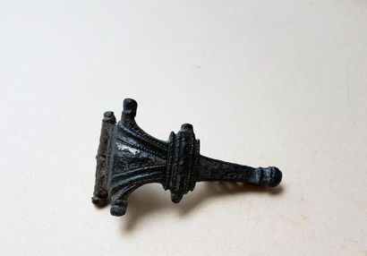 null Fibule à décor étamé en argenture

Bronze 5,6 cm

Période gallo romaine