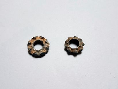 null Deux rouelles à décor différents

Plomb 2,5 cm

Période antique