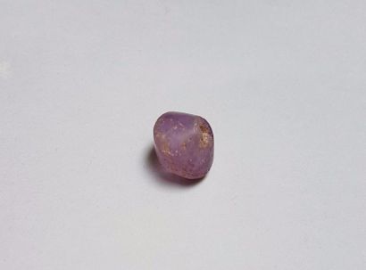 null Perle 

Amethyste 2 cm (manque au revers)

Antiquité