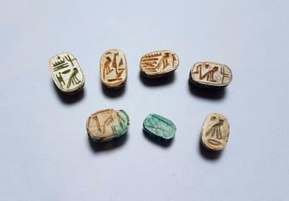 null Scarabées

Important lot de 7 éléments ornés de hiéroglyphes

Stéatite et fritte...