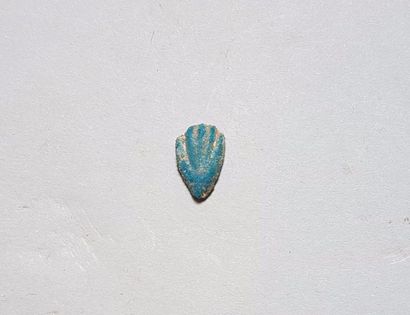 null Amulette en forme de main en fritte bleue

1,3 cm

Egypte antique