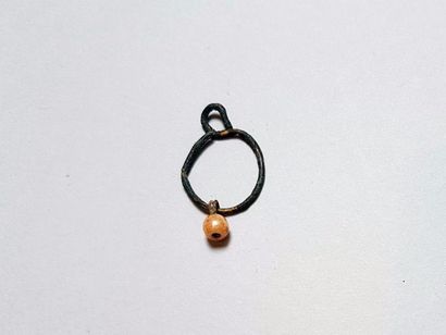 null Boucle d'oreille ornée d'une perle 

Bronze 3 cm

Période mérovingienne