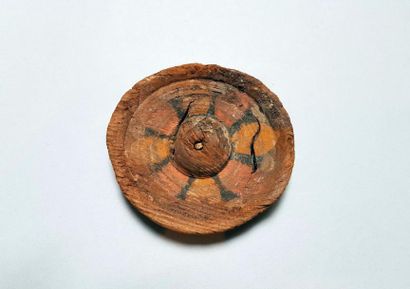 null Couvercle en bois présentant un motif géométrique polychrome

Bois 8,5 cm

Egypte...