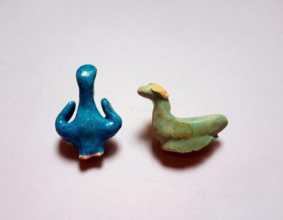 null Deux fragments de statuette présentant une glaçure bleue

6 cm

Période ant...