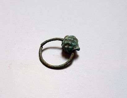 null Boucle d'oreille ornée d'une perle en fritte 

Bronze 3 cm

Egypte antique