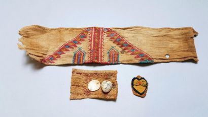null Ensemble de tissus avec décor et amulettes

Lin 3 à 30 cm

Egypte Epoque Copte...