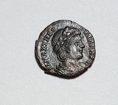 null Nummus de Theodora, femme de l'empereur Contance au type Pietas Romana

Période...