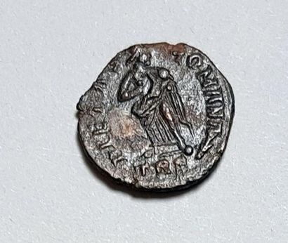 null Nummus de Theodora, femme de l'empereur Contance au type Pietas Romana

Période...