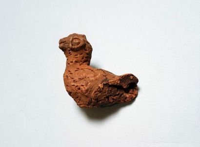 null Coq orné d'un décor incisé

Terre cuite incisée 7 cm

Période antique