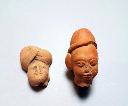 null Deux fines têtes de statuettes 

Terre cuite 5 et 6,5 cm

Orient antique