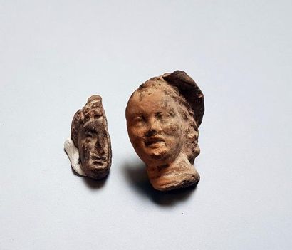 null Deux têtes de statuettes représentant des femmes

Terre cuite 4 à 5 cm

Période...