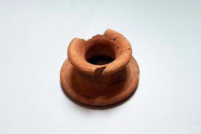 null Socle de vase 

Terre cuite 10 cm

Période romaine