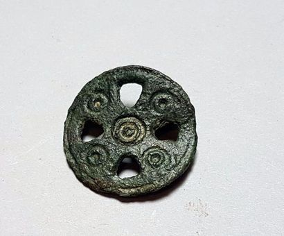 null Fibule bouclier orné d'une croix

Bronze 2,6 cm

période carolingienne