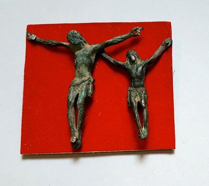 null Deux christs les bras écartés ?Bronze 7 cm?Période médiévale XVI-XVIIIème