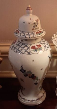 BIBELOTS Vase en porcelaine de Chantilly type Imari Travail Moderne