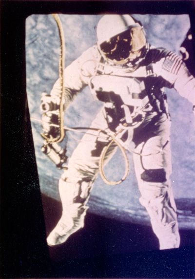 null Nasa. Gémini IV. 1ère sortie extra-véhiculaire d'un astronaute américain dans...