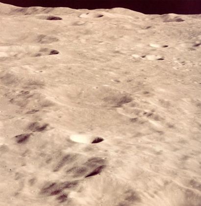 null NASA. Apollo 10. Superbe vue du relief lunaire sur la face cachée de la Lune....