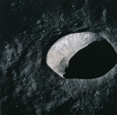null NASA. Apollo 10. Impressionnante vue du cratère lunaire « SMIDT » localisé à...