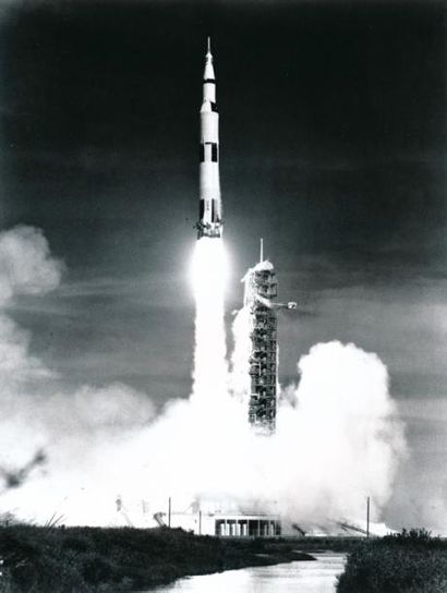 null NASA. Décollage historique de la Saturne V emportant vers la Lune l'équipage...