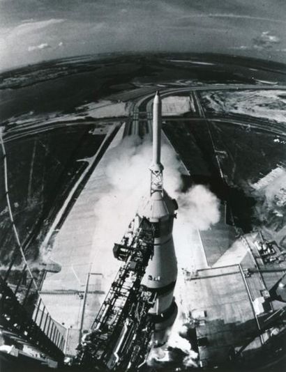 null NASA. Décollage de la fusée Saturne V emportant à son bord l'équipage de la...