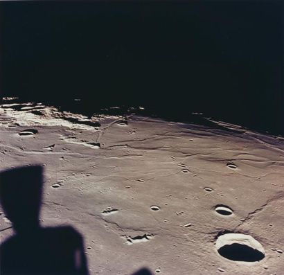 null NASA. Mission Apollo 11. Vue de la surface lunaire depuis le module de command...