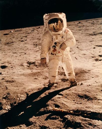 null NASA. Apollo 11. L'Homme debout sur le sol lunaire. Cette photographie est par...
