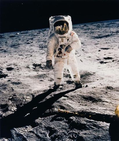 null NASA. Apollo 11. Buzz Aldrin debout sur le sol lunaire. 20 juillet 1969. Tirage...