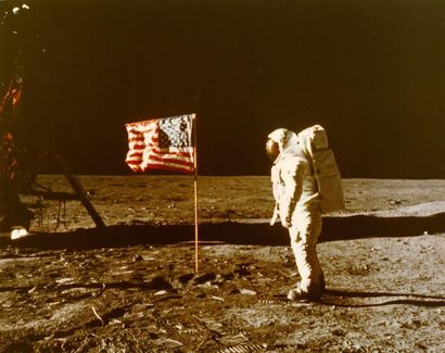 null NASA. Apollo 11. Buzz Aldrin debout devant le drapeau américain sur la Lune....