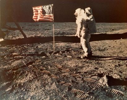 null NASA. Apollo 11. Photographie historique de l'astronaute Buzz Aldrin saluant...