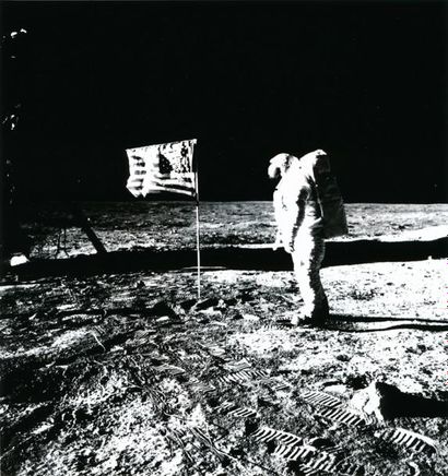 null NASA. Apollo 11. Buzz Aldrin debout devant le drapeau américain. 20 juillet...