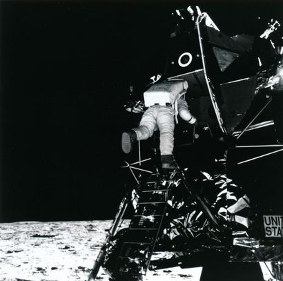 null NASA. Apollo 11. L'astronaute Buzz Aldrin sort du module lunaire et s'apprêtre...