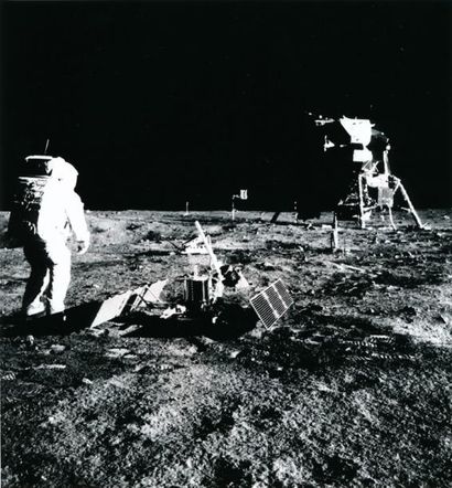 null NASA. Apollo 11. L'astronaute Buzz Aldrin face au module lunaire EAGLE. A ses...