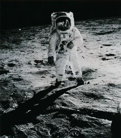 null NASA. Apollo 11. L'astronaute Buzz Aldrin debout sur le sol lunaire. Dans sa...