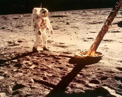 null NASA. Apollo 11. L'astronaute Buzz Aldrin marche sur la Lune à côté d'une jambe...