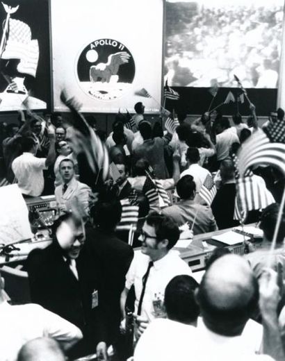 null NASA. Apollo 11. Scène de liesse historique dans la salle de contrôle de la...