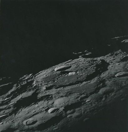 null NASA. Apollo 13. Très belle vue oblique du sol lunaire et notamment du cratère...