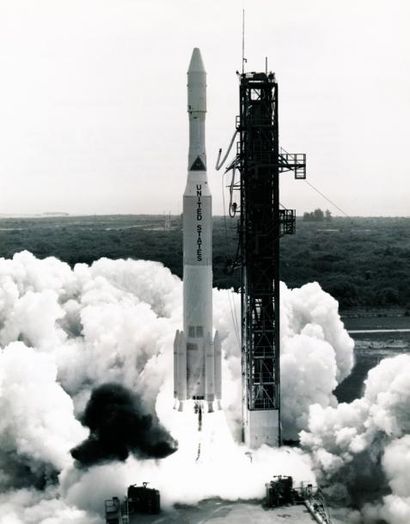 null NASA. Beau décollage d'une fusée Delta 83 avec ses 6 fusées auxiliaires à poudre...